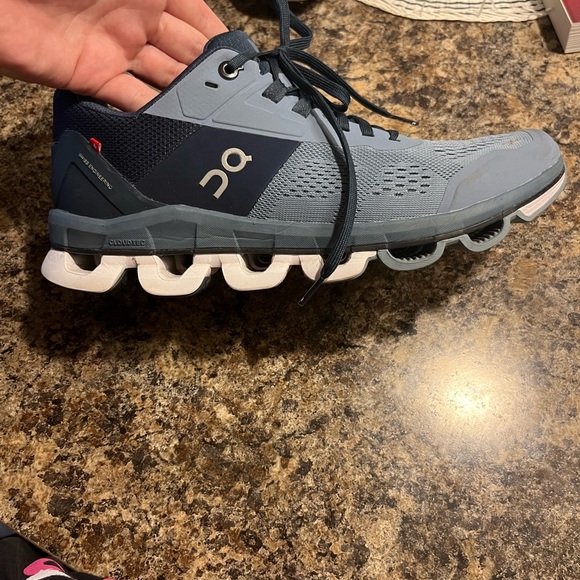 OnCloud-CloudTec size 8.5, gently used, with great support. - Picture 1 of 3